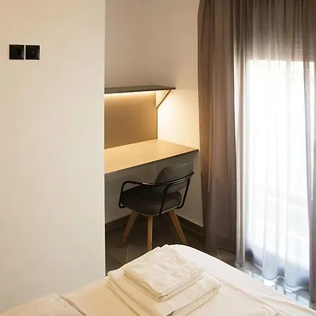 P J Luxury * Serres